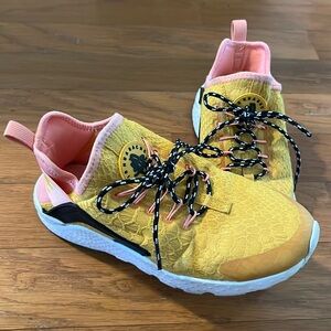 Nike Air Huarache Run Ultra SE Black/Gold/Pink  Size 7.5 Women #859516-700